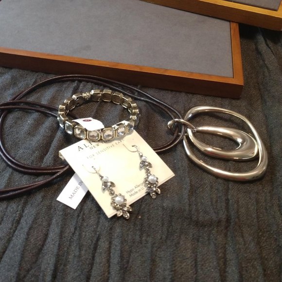 NEW Jewelry Bundle - Picture 2 of 9